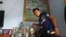 Andik Vermansah berfoto di depan piala yang pernah diraihnya. Selain berlibur ke Lombok, Andik juga mengadakan syukuran sukses meraih gelar juara Piala Malaysia bersama Selangor FA. (Bola.com/Zaidan Nazarul)