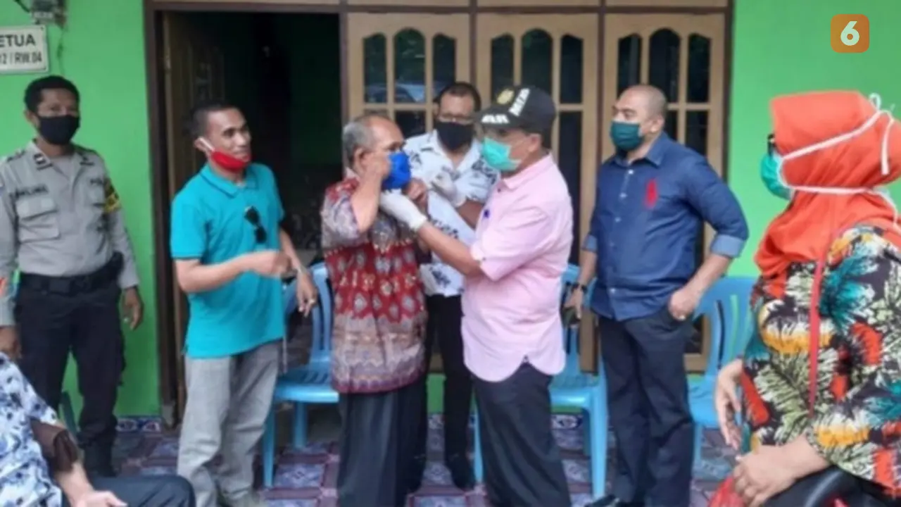 Foto : Wali Kota Kupang, Jefri Riwu Kore saat membagi masker ke keluarga pasien 01 covid-19