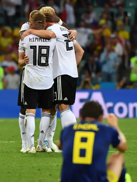Para pemain Jerman merayakan kemenangannya usai melawan Swedia dalam pertandingan Piala Dunia 2018 di Stadion Fisht, Rusia (23/6). Jerman menang dramatis atas Swedia dengan skor akhir 2-1. (AFP/Nelson Almeida)