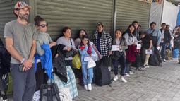 Turis menunggu di luar stasiun kereta Machu Picchu setelah layanan kereta api dihentikan karena kerusakan yang diduga disebabkan oleh pengunjuk rasa di Machu Picchu, Peru, Sabtu (21/1/2023). Pemerintah Peru mengatakan telah menutup lokasi tersebut begitu juga Jalur Inca yang menuju ke tempat itu. (Photo by Carolina Paucar / AFP)