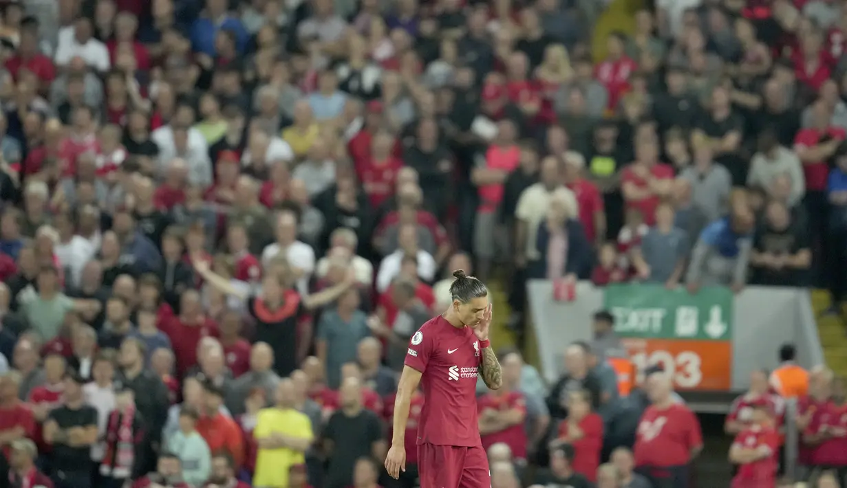 Penyerang Liverpool, Darwin Nunez berjalan keluar lapangan setelah mendapat kartu merah saat bertanding melawan Crystal Palace selama pertandingan Liga Inggris di stadion Anfield, di Liverpool, Inggris (16/8/2022). Liverpool bermain imbang atas Crystal Palace 1-1. (AP Photo/Jon Super)