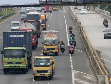 Sejumlah sepeda motor melintasi Tol Karang Tengah, Tangerang, Banten, Kamis (2/1/2020). Pengendara sepeda motor masih diperbolehkan melintasi tol untuk menghindari ruas jalan yang terendam banjir di beberapa wilayah Jabodetabek. (Liputan6.com/Angga Yuniar)