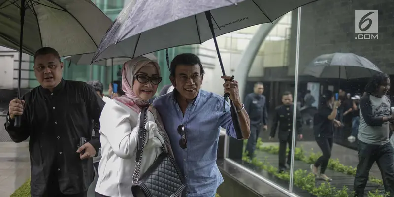 Sepayung Berdua, Begini Momen Romantis Rhoma Irama dan Ricca Rachim