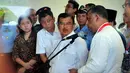 Wakil Presiden RI, Jusuf Kalla (berkaca mata) mendengarkan serius keterangan CEO AirAsia, Tony Fernandes (kanan) di Bandara Juanda, Surabaya, Senin, (29/12). (Liputan6.com/Johan Tallo)