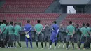 Pelatih Timnas Indonesia, Luis Milla, memberikan arahan kepada anak asuhnya saat latihan jelang laga melawan Fiji di Stadion Patriot, Bekasi, Jumat, (1/9/2017). Indonesia akan menjalani laga Persahabatan melawan Fiji. (Bola.com/M Iqbal Ichsan)