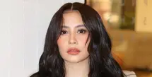 Prilly Latuconsina kembali terlihat memukau di premiere film Hanya Namamu dalam Doaku. Ia tampil cantik effortless yang tuai pujian [@prillylatuconsina96]