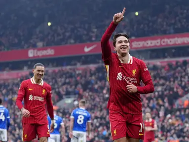 Pemain Liverpool, Federico Chiesa melakukan selebrasi setelah mencetak gol ke gawang Accrington Stanley pada laga lanjutan Piala FA 2024/2025 yang berlangsung di Anfield, Liverpool, Inggris, Sabtu (11/01/2025). (AP Photo/PA/Peter Byrne)