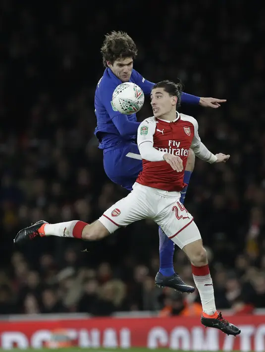 Duel pemain Chelsea, Marcos Alonso (kiri) dan pemain Arsenal, Hector Bellerin pada laga semifinal Piala Liga Inggirs di Emirates stadium, London, (24/1/2018). Arsenal menang 2-1. (AP/Matt Dunham)