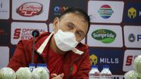 Ketua Umum PSSI, Iwan Setiawan, berbicara dalam konferensi pers mengenai wacana uji coba melawan Kroasia. (Bola.com/Maheswara Putra)