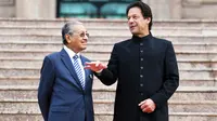 Perdana Menteri Mahathir Mohamad (kiri) bertemu Perdana Menteri Pakistan Imran Khan (kanan) di Kuala Lumpur (AFP)