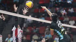 Pemain Jakarta Electric PLN, Nurlaili Kusumah (kanan) melepaskan spike yang berusaha diblok pemain Jakarta Pertamina Enduro, Tasya Nur Rochmani pada laga putaran kedua final four PLN Mobile Proliga 2024 di GOR Jatidiri Semarang, Sabtu (13/7/2024). Jakarta Electric PLN menang 3-0 (25-14, 29-27, 25-21). (Dok. PBVSI)