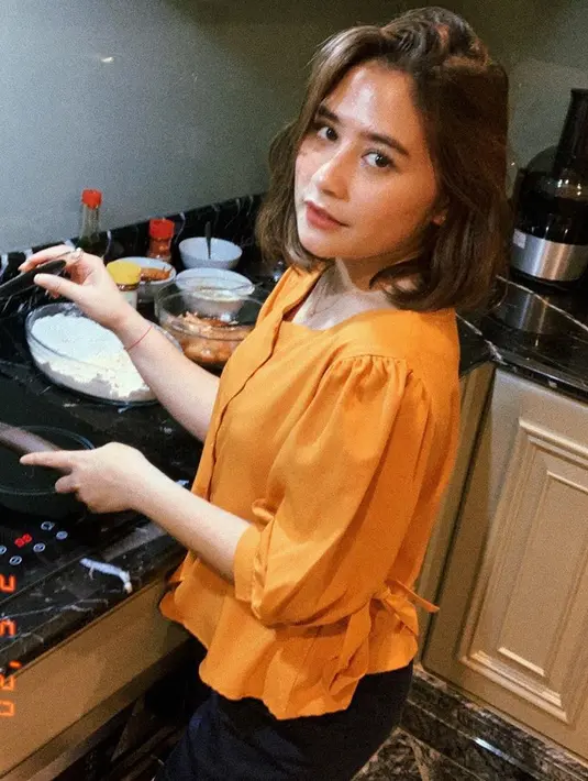 Meskipun sudah selesai proses pembangunan, namun Prilly mengakui rumahnya tersebut belum banyak diisi barang-barang karena dampak dari pandemi Covid-19. Pengiriman barang yang dipesan jadi tertunda. (Instagram/prillylatuconsina96)