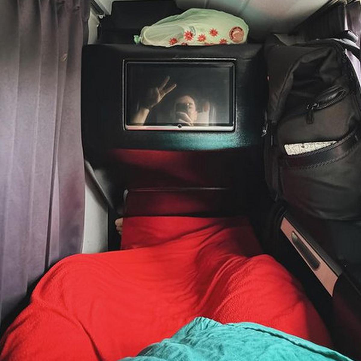 Potret Andrew White Naik Sleeper Bus 14 Jam dari Makassar ke Sorowako, Dijuluki Duta Bus & 'Muka Bantal' Ganteng Abis