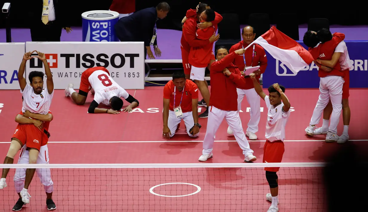 Timnas takraw Indonesia merayakan kemenangan atas Jepang saat bertanding di final Asian Games 2018 di Palembang, Sabtu (1/9). Indonesia menaklukkan Jepang dan berhak atas medali emas. (AP Photo/Vincent Thian)