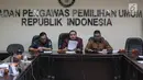 Anggota Bawaslu Muchamad Afifudin (tengah) dan Fritz Siregar menyampaikan temuan dari hasil pengawasan selama tahap pendaftaran dan verifikasi partai politik calon peserta pemilu 2019 di Bawaslu, Jakarta, Selasa (17/10). (Liputan6.com/Faizal Fanani)