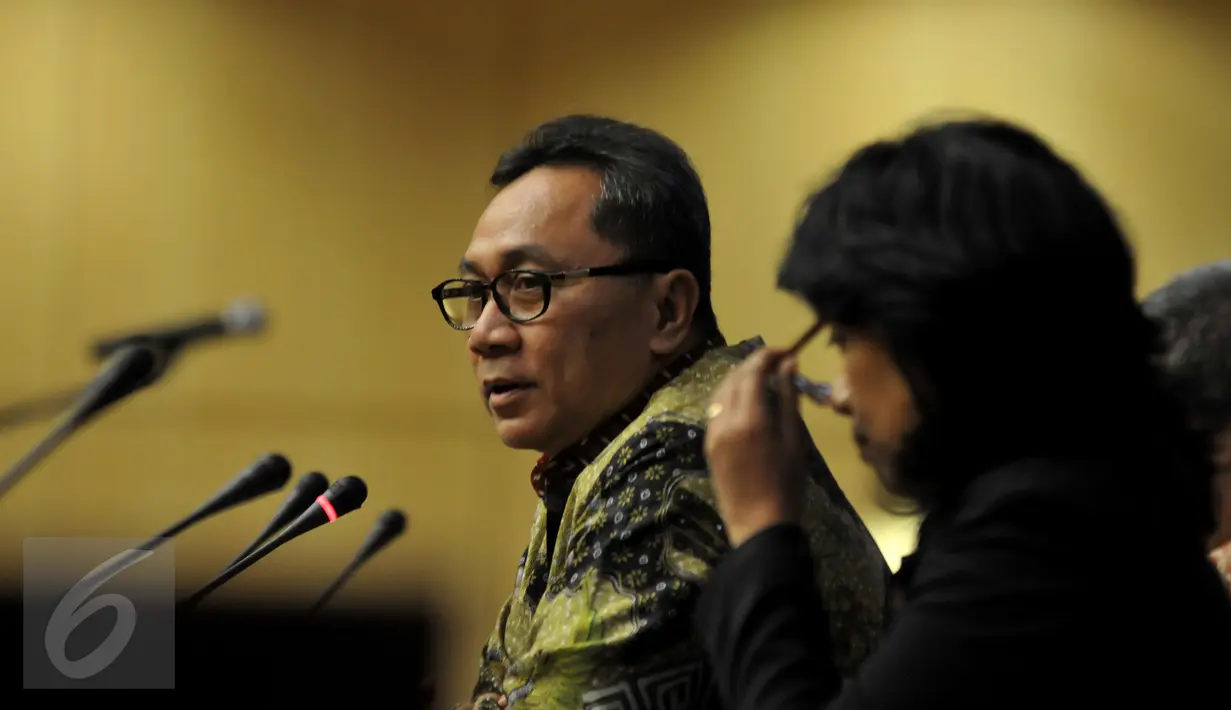 Ketua MPR Zulkifli Hasan (kiri) dan Ketua Dewan Pembina Kontras Suciwati saat kegiatan Sosialisasi Empat Pilar di Gedung Nusantara V DPR RI, Jakarta, Jumat (13/11). Acara ini dihadiri Kontras dan keluarga korban pelanggaran HAM. (Liputan6.com/Johan Tallo)