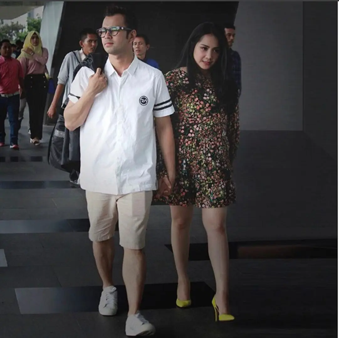 Mungkin Nagita Slavina ingin menyampaikan kepada Raffi Ahmad, "Jangan lepaskan genggamanmu." (Instagram @raffinagita1717)