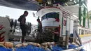 Sejumlah Nelayan mengatur tali di dalam perahu akibat badai Topan Chan-hom yang mendekati wilayah pesisir timur laut Nanfangao di Ilan County, Taiwan Utara, (9/7/2015). Akibat Topan Chan-hom para nelayan berhenti melaut sementara. (REUTERS/Pichi Chuang)