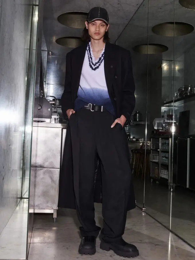 6 Potret Rizal Rama, Model Indonesia yang Tampil di Paris Fashion Week 2022