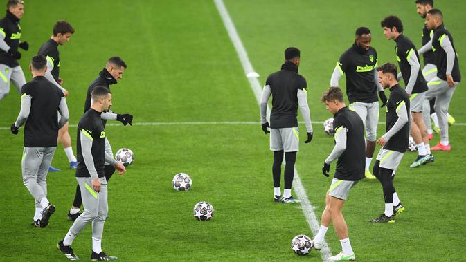 Para pemain Atletico Madrid mengikuti sesi latihan menjelang leg pertama babak 16 besar Liga Champions melawan Chelsea di Stadion Arena Nationala, Rumania, Senin (22/2/2021). Meski laga tidak dimainkan di kandang Atletico Madrid, Chelsea tetap berstatus sebagai tim tamu.  (Daniel MIHAILESCU/AFP)