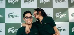 Momen lain memperlihatkan keduanya kompak kenakan kaus polo warna hijau army.  [@maudyayunda/@jessechoi_]