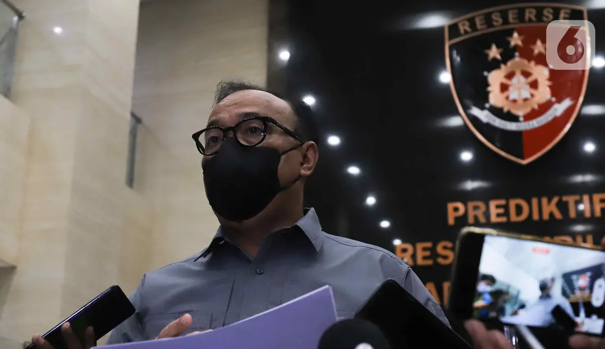 Kadiv Humas Polri Irjen Dedi Prasetyo memberikan keterangan terkait kabar penangkapan dan penahanan terhadap Irjen Ferdy Sambo di Mabes Polri, Jakarta Selatan, Sabtu (6/8/2022). Dedi Prasetyo membenarkan bahwa Irjen Ferdy Sambo dibawa ke Mako Brimob, Kelapa Dua, Depok, Sabtu malam lantaran diduga melanggar prosedur dalam penanganan kasus kematian Brigadir Nofriansyah Yosua Hutabarat alias Brigadir J. (Liputan6.com/Herman Zakharia)