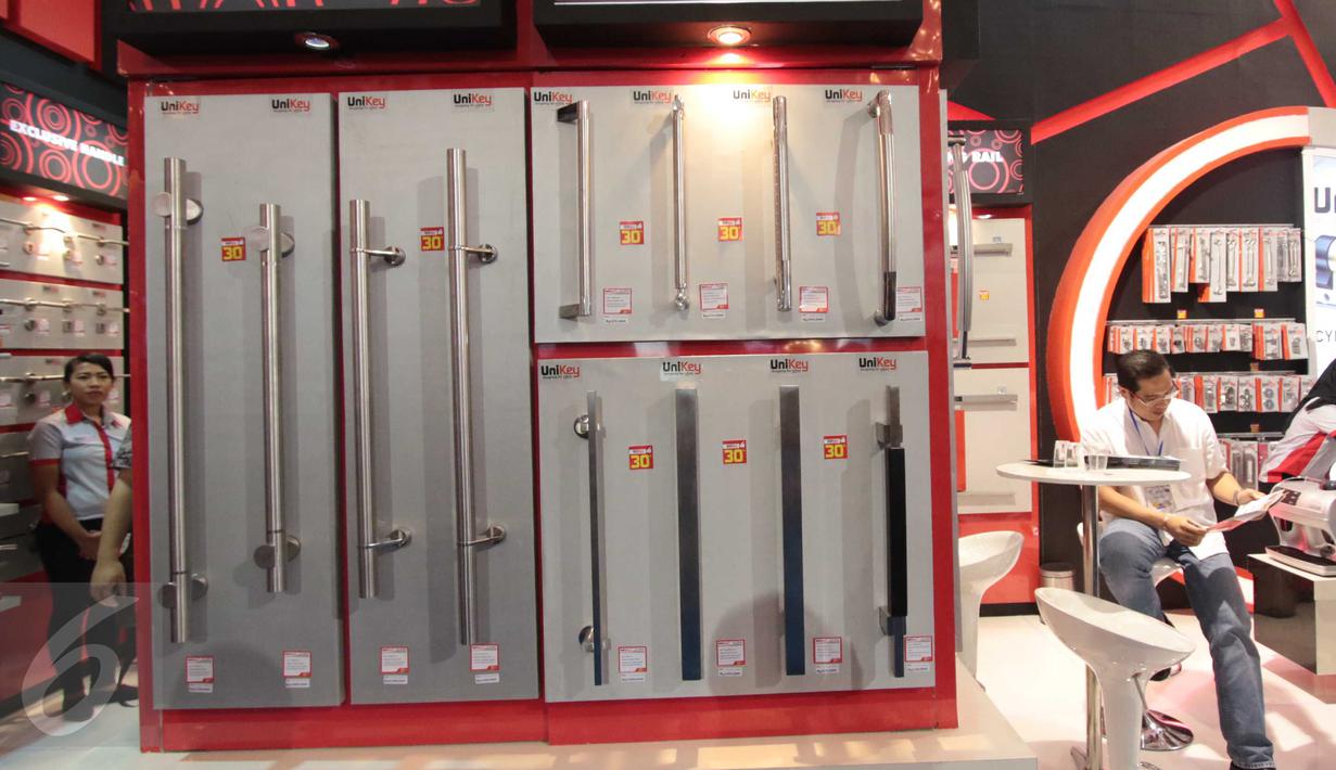 Salah satu peserta pameran Mega Build Technology  2016 memperkenalkan produknya kepada pengunjung, JCC, Jakarta, Jumat (18/3/2016). Mega Build Technology  2016 menghadirkan lebih dari 1.000 brand ternama. (Liputan6.com/Angga Yuniar)