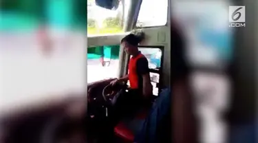 Aksi sopir bus joget dangdut sambil menyetir.