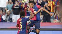 Pemain Barcelona, Lamine Yamal (kanan) melakukan selebrasi setelah mencetak gol pertama timnya ke gawang Athletic Club Bilbao pada laga lanjutan Liga Spanyol 2024/2025 di Estadi Olimpic Lluis Companys, Barcelona, Sabtu (25/08/2024) waktu setempat. (AP Photo/Joan Monfort)
