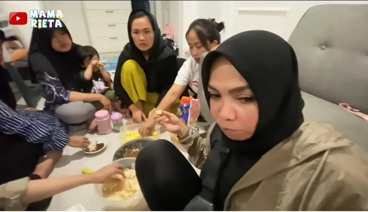 Tampak ada beberapa ART yang makan rujak  di dapur dengan cara lesehan. Mama Rieta yang juga kerap disapa 'bos besar' itu langsung duduk lesehan makan rujak. [Youtube/Mama Rieta]