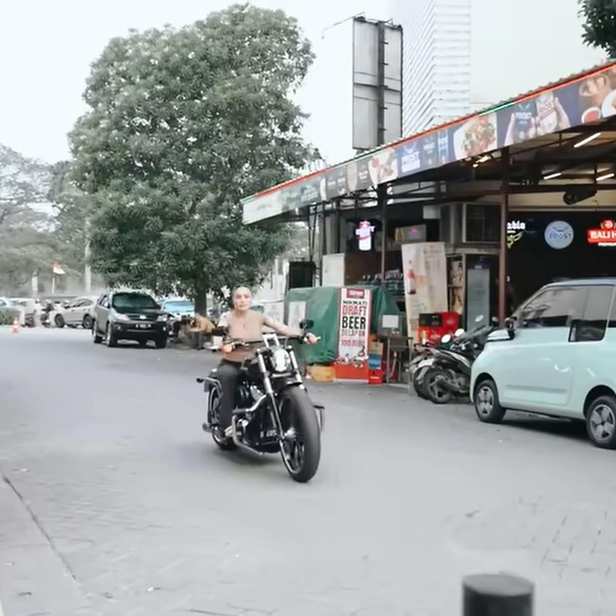 Nikita Mirzani Borong Motor Mewah untuk Hadiah Ulang Tahun untuk Kakak Tertua