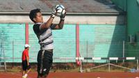 Eks kiper Semen Padang U-21, Fajar Abdillah, akan menggantikan pemain Sragen United yang diskors dua bulan oleh Komdis PSSI. (Bola.com/Ronald Seger)