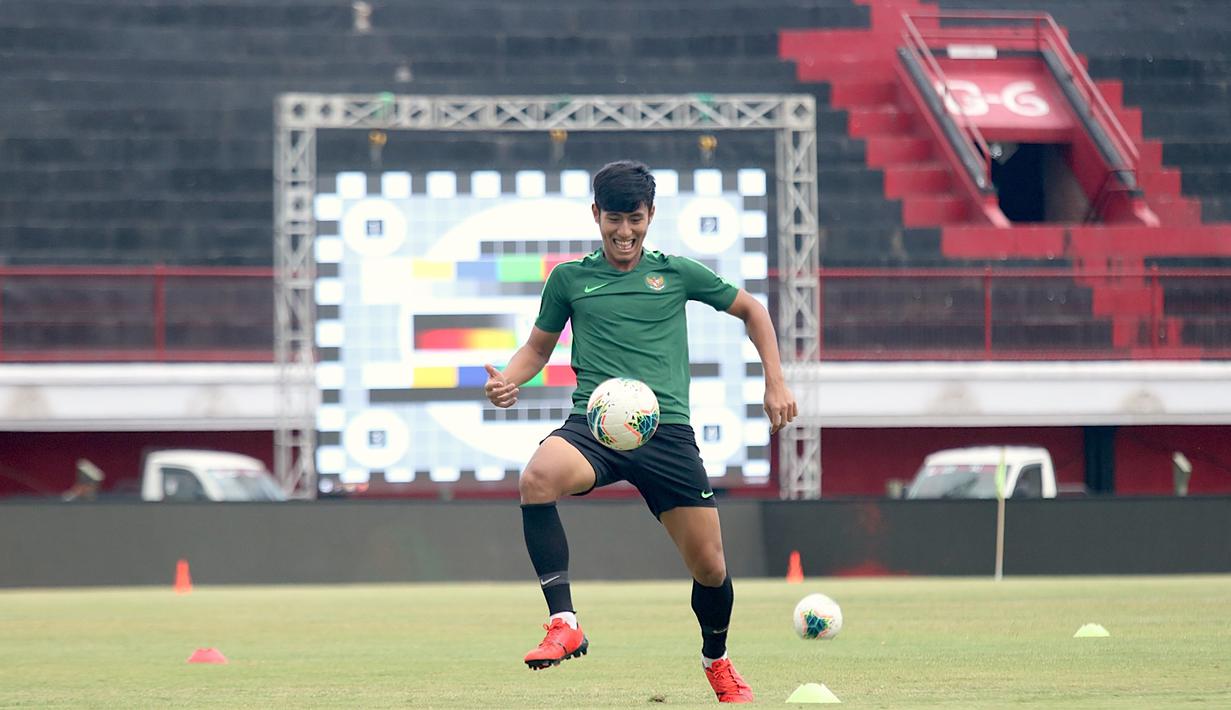 Pemain Timnas Indonesia, Hanif Sjahbandi, mengontrol bola saat latihan di Stadion I Wayan Dipta, Bali, Senin (14/10). Latihan ini persiapan jelang laga Kualifikasi Piala Dunia 2022 melawan Vietnam. (Bola.com/Aditya Wany)