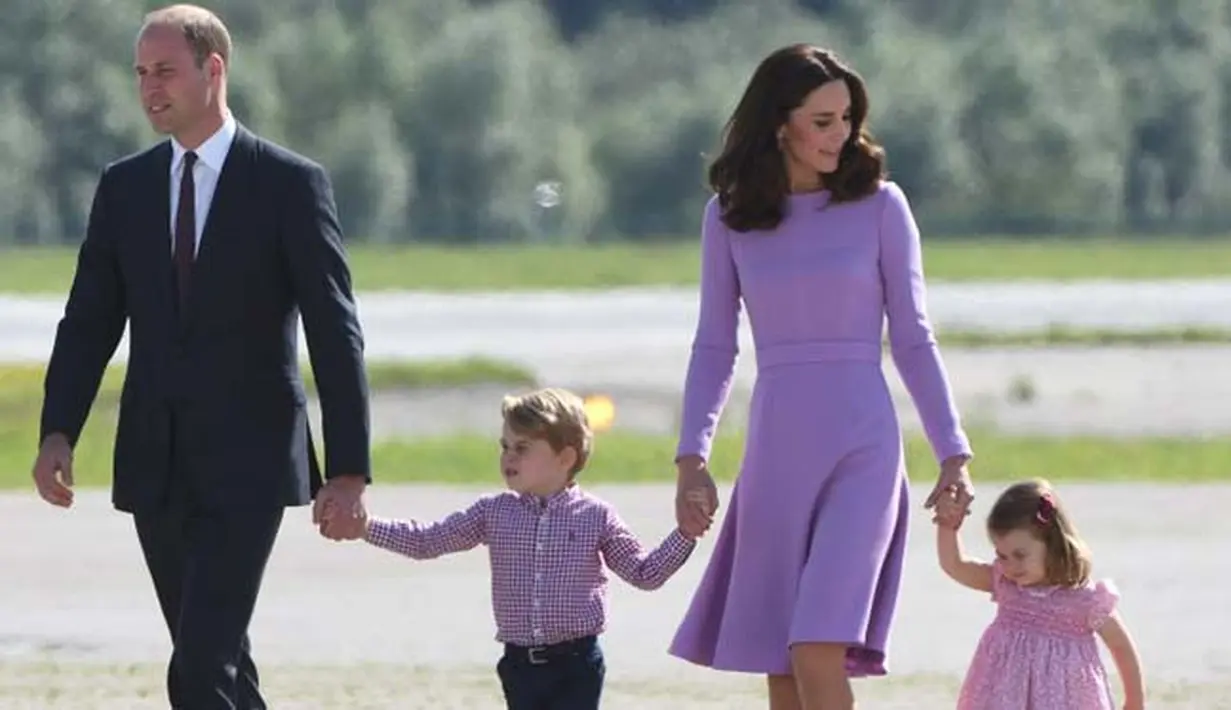 Melansir People, Senin (4/9/2017), pihak Kensington Palace mengkonfirmasi langsung mengenai kabar kehamilan ketiga Kate Middleton baru-baru ini. (AFP/Patrick Stollarz)
