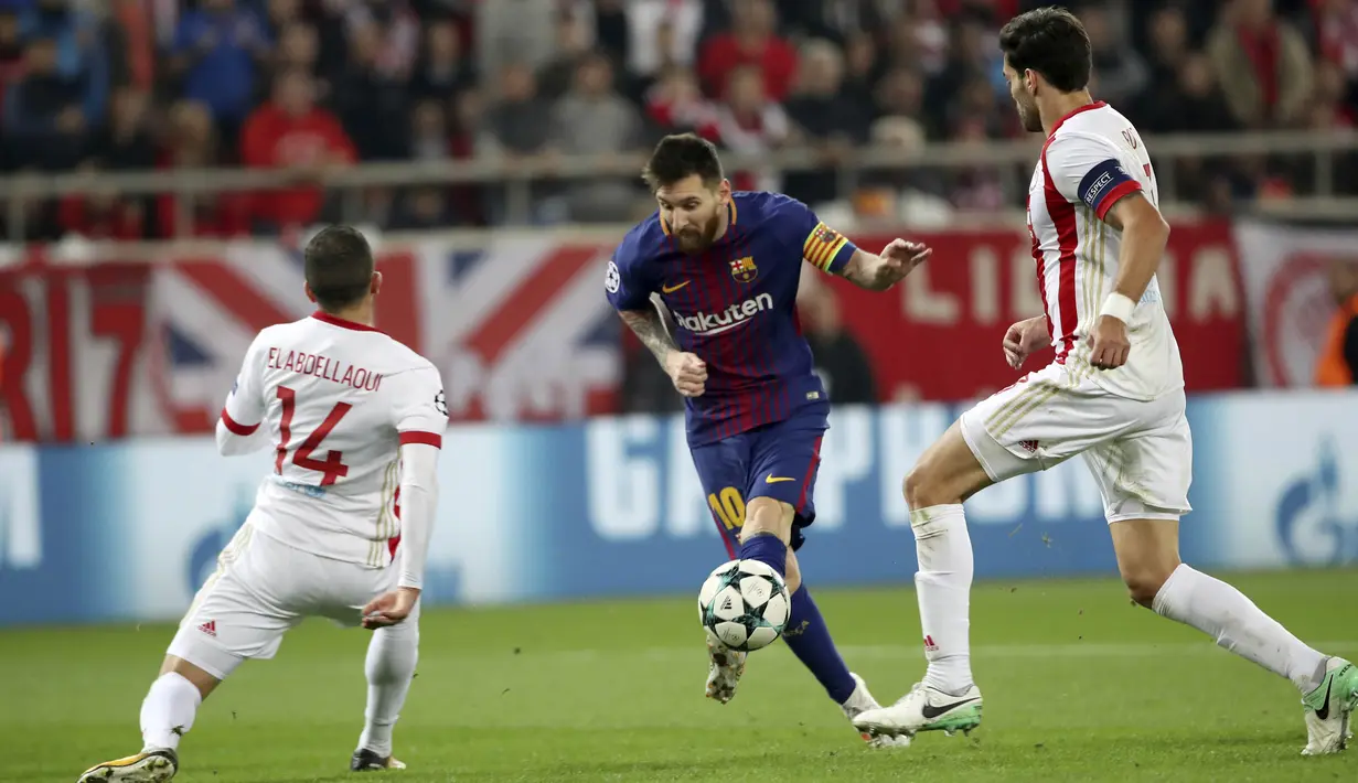 Striker Barcelona, Lionel Messi, berusaha melewati pemain Olympiakos pada laga Liga Champions di Stadion Karaiskakis, Selasa (31/10/2017). Barcelona bermain imbang 0-0 dengan Olympiakos. (AP/Petros Giannakouris)