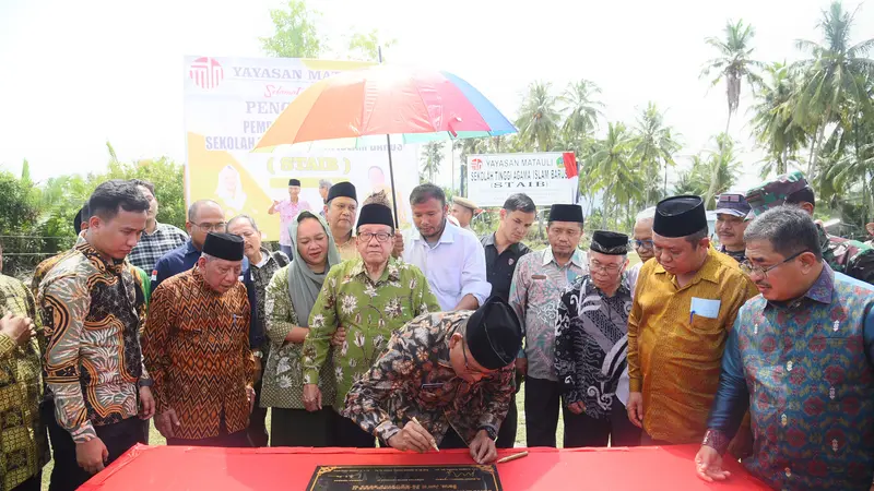 Ketua Pembina Yayasan Matauli Akbar Tandjung dan Pj Bupati Tapanuli Tengah Sugeng Riyanta melakukan pencanangan pembangunan kampus Sekolah Tinggi Agama Islam Barus (STAIB) di Kecamatan Barus, Kabupaten Tapanuli Tengah, Sumatera Utara (Sumut).