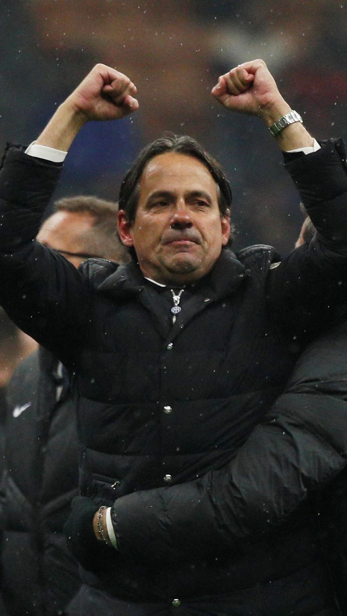 Pelatih Inter Milan Simone Inzaghi melakukan selebrasi saat merayakan kemenangan Serie A. Foto: REUTERS / Alessandro Garofalo