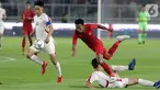 Gelandang sayap Timnas Indonesia U-19, M Supriadi melompat menghindari tekel pemain Korea Utara pada kualifikasi Grup K Piala AFC U-19 2020 di Stadion Utama Gelora Bung Karno, Jakarta, Minggu (10/11/2019). Indonesia bermain imbang melawan Korea Utara 1-1. (Liputan6.com/Helmi Fithriansyah)