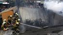 Petugas pemadam kebakaran memadamkan api dari toko cat thiner yang terbakar di kawasan Pondok Labu, Jakarta Selatan, Rabu (15/6/2022). Lebih dari 11 mobil pemadam kebakaran dikerahkan untuk memadamkan api yang diduga berasal dari puntung rokok. (merdeka.com/Arie Basuki)