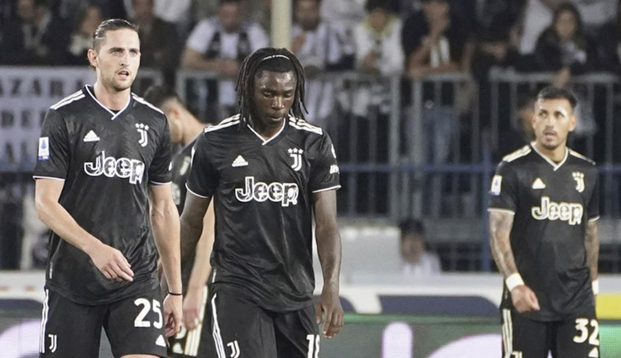 Pemain Juventus, Adrien Rabiot, Moise Kean,dan Leandro Paredes tampak kecewa setelah ditaklukkan Empoli pada pekan ke-36 Liga Italia 2022/2023 di Stadio Carlo Castellani, Senin (22/5/2023). Juve kalah telak 1-4 dari Empoli. (Marco Bucco/LaPresse via AP)