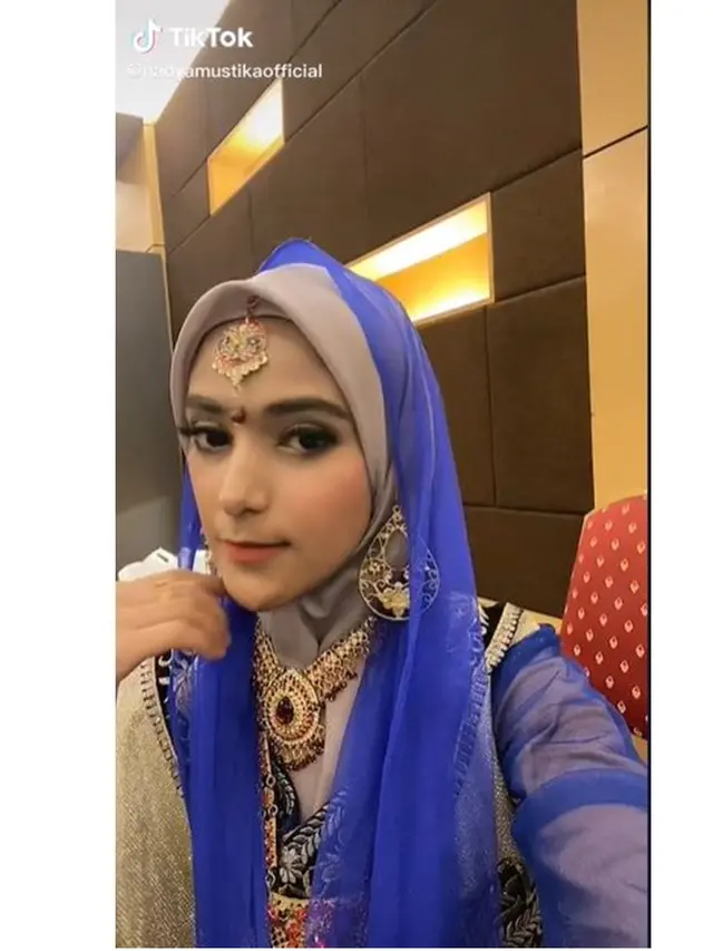 6 Potret Nadya Mustika Hadiri Pesta Ultah Iis Dahlia, Memesona Pakai Baju India
