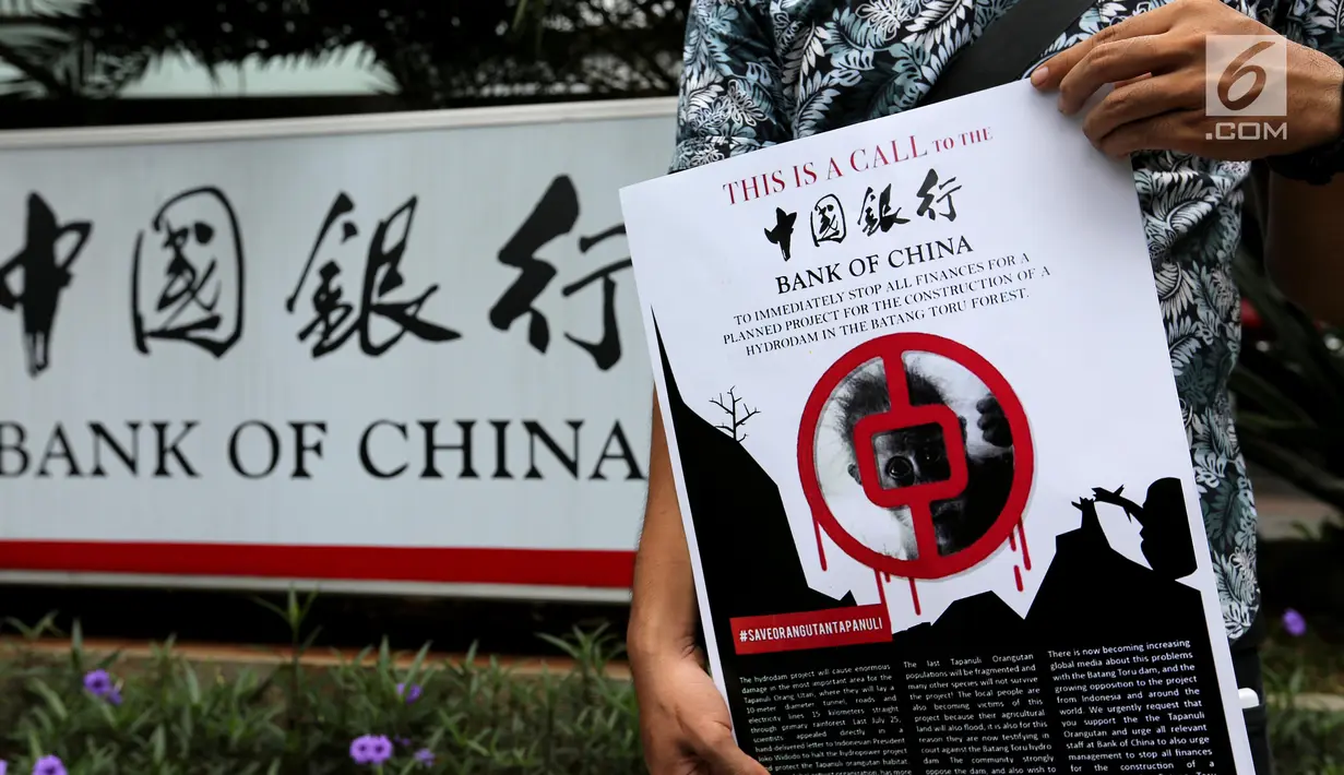 Aktivis WALHI membawa poster saat menggelar aksi di depan Gedung Bank of China, Jakarta, Jumat (1/3). Aktivis meminta Bank of China menghentikan pendanaan pembangunan PLTA Batang Toru. (Liputan6.com/Fery Pradolo)