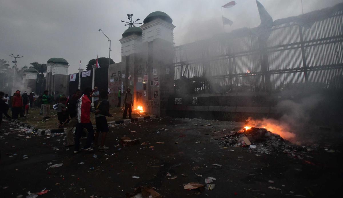 Water Cannon Bubarkan Massa di Gerbang DPR