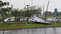 Marka jalan di Serpong roboh dan terbang akibat hujan deras dan angin kencang (Liputan6.com/Marco)