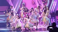 Girlband Indonesia JKT 48 tampil memeriahkan panggung SCTV Awards 2017 di Studio 6 Emtek City, Jakarta, Rabu (29/11). Ajang penghargaan SCTV Awards 2017 dihadiri oleh sejumlah bintang-bintang ternama Tanah Air. (Liputan6.com/Herman Zakharia)
