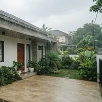 Desain Talang Air Rumah yang Membuat Air Hujan Tidak Mengarah ke Teras (AI Generated)