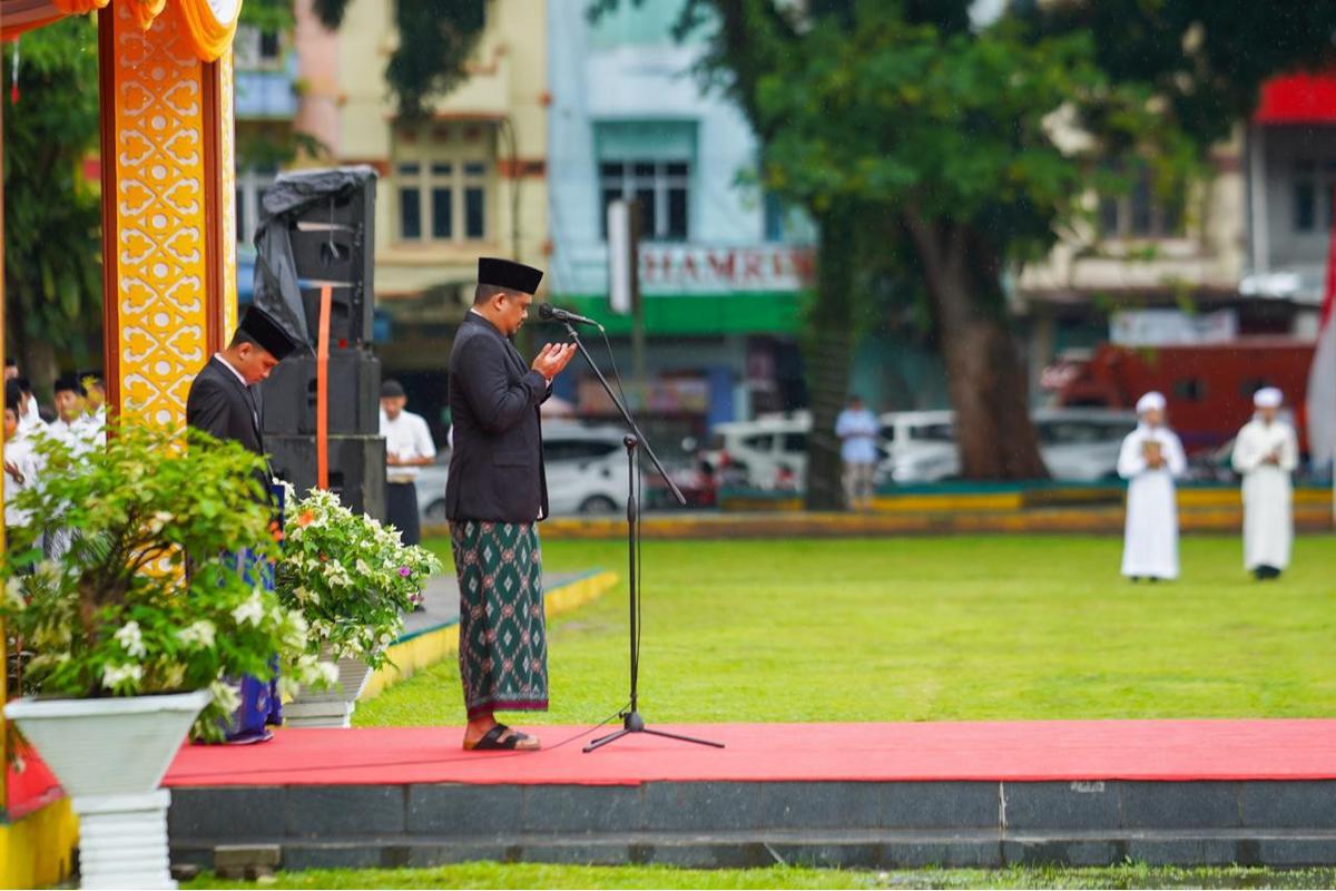 Gubernur Sumut Bobby Nasution saat Apel Akbar Peringatan Hari Santri Nasional 2025 di Lapangan Merdeka Binjai