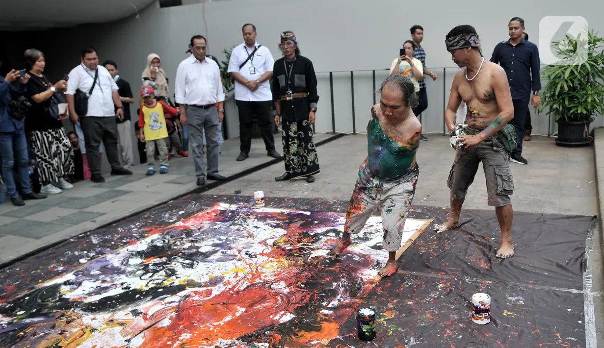 Sadikin Pard (53) membuat karya lukisan dengan kedua kakinya saat Indonesian Art Festival "Pesta Seni Rupa Indonesia" di Museum Nasional, Jakarta, Minggu (10/11/2019). Sadikin  telah melukis sejak masih taman kanak-kanak. (merdeka.com/Iqbal S. Nugroho)