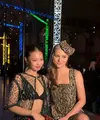 Lily-Rose Depp tampil memikat dengan sentuhan motif animal print yang dramatis. Ia mengenakan gaun sleeveless bermotif cokelat-hitam dengan potongan fitted yang menonjolkan siluet tubuh.