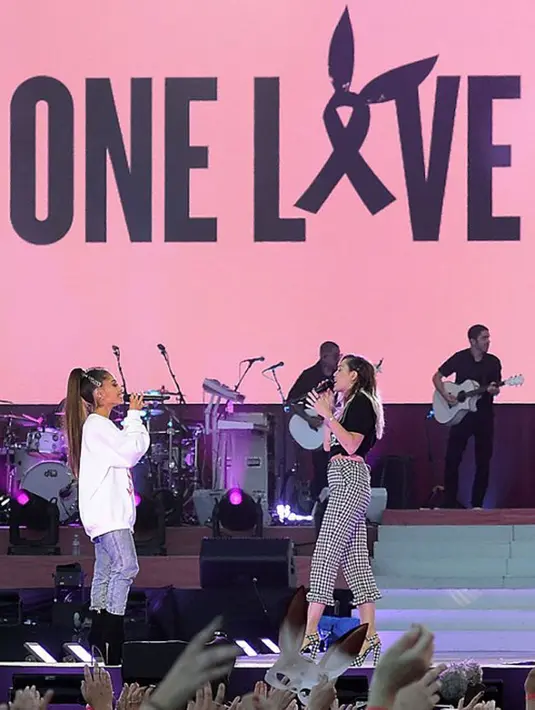 Konser bertajuk One Love Manchester untuk penggalangan dana ini telah  berlangsung pada 4 Juni 2017 waktu setempat. Konser ini ditujukan untuk membantu para korban ledakan bom di konser Ariana. (AFP/Bintang.com)
